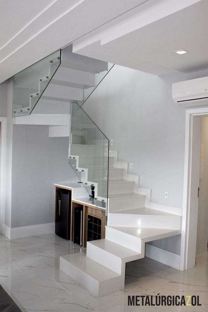 Escada metálica residencial - Metalúrgica Zol
